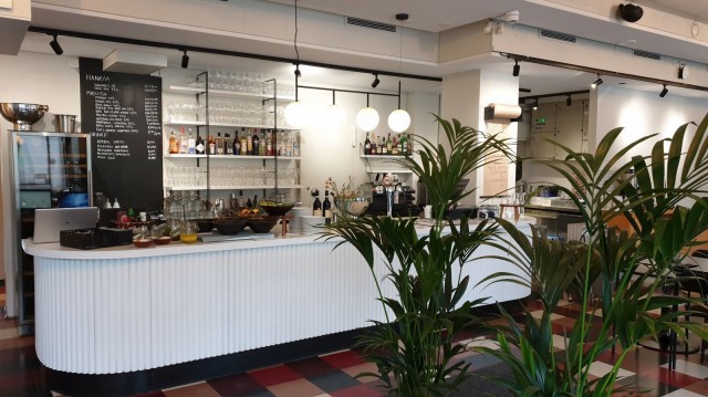 Bistro K:ssa voi piipahtaa lasillisella tai nauttia illallista pidemmän kaavan mukaan.