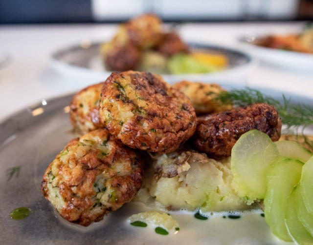 À la carte -listalta löytyy rouheita bistroannoksia, kuten haukipullia.