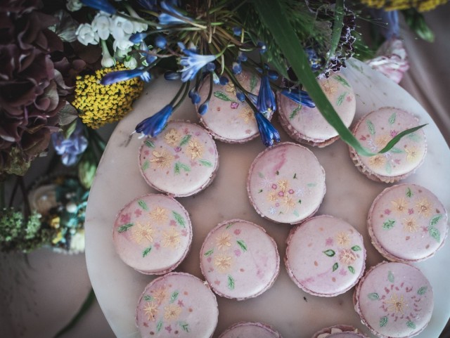 HUG Cafésta voi hakea päivän piristykseksi vaikka macaronseja.