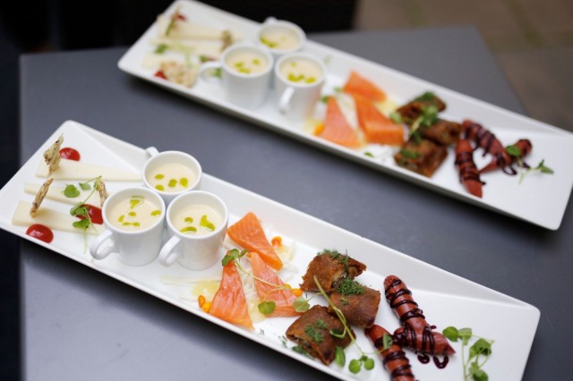 Ravintola Ainon maistelulautaselta löytyi suomalaisia makuja muikkukukosta poromakkaraan.