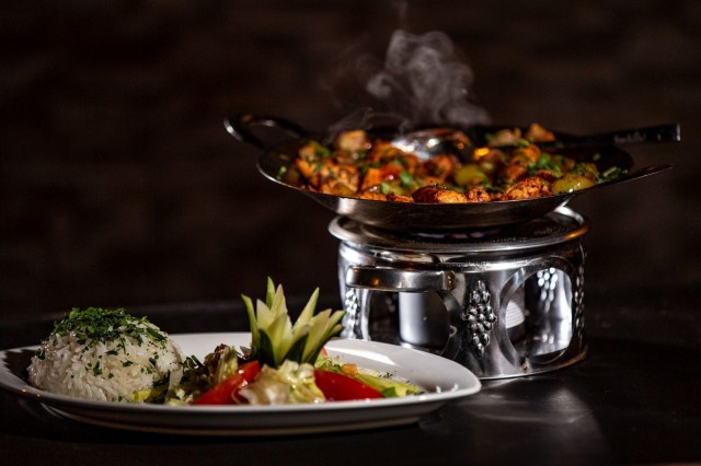 Sac Kavurma -liekkipadan alla on elävä tuli.