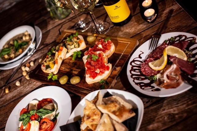 La Locandan alkupalalistalta löytyy italialaisia antipastoja.