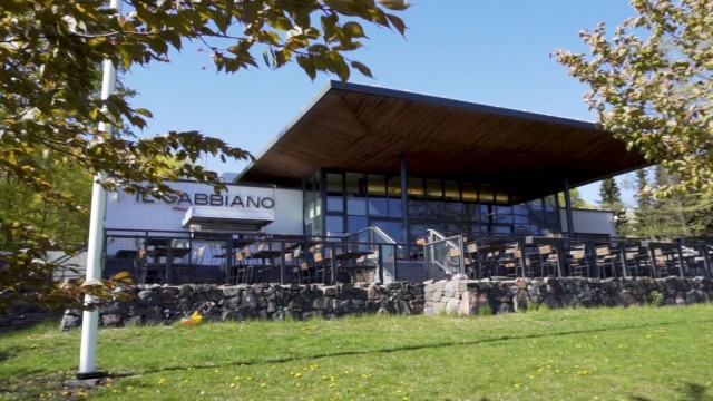 Terassilla on runsaasti tilaa niin ruokailijoille kuin kahvittelijoillekin.