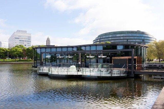 Meripaviljongin terassilta on esteetön merinäköala Eläintarhanlahdelle.