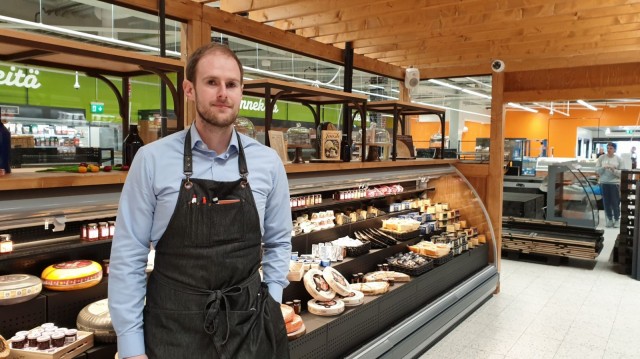 K-Supermarket Lasihytin kauppias Eki Zaiedman haluaa viedä kulttuuria eurooppalaisempaan suuntaan tuomalla ruokakauppaan viinibaarin.