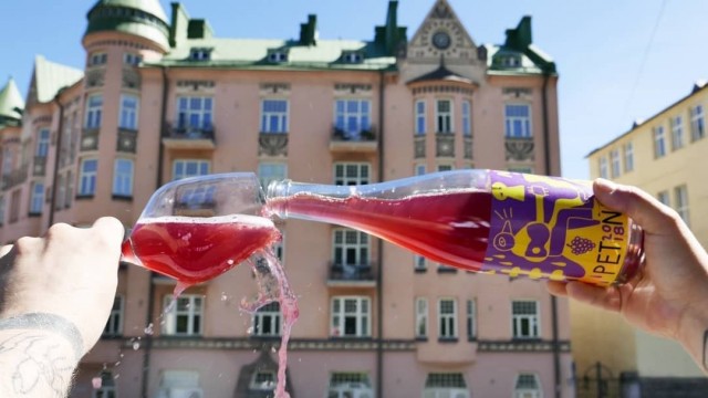 Wayn alkuviinejä voi pian siemailla myös Karhupuiston puiden katveessa.