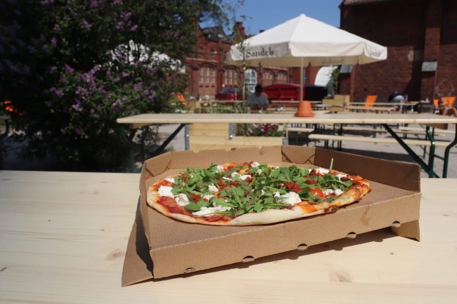 Biergartenilla päivystävien ruokarekkojen kyydistä voi tilata myös ruokaa.