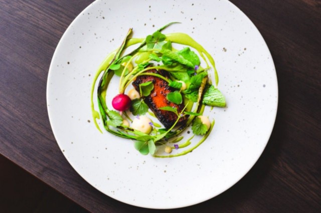 Muun muassa ravintola Naturassa pöytä on katettu myös juhannuksessa.