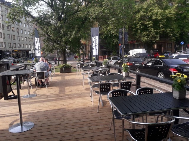 Black Grill & Cafen terassi avattiin Töölöntorille kesäkuussa.