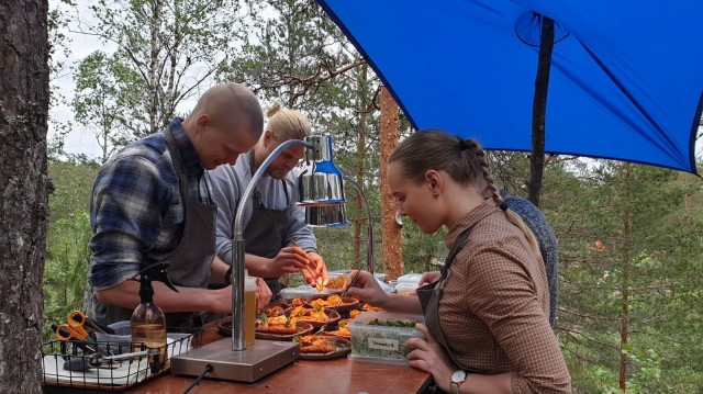 Annokset viimeisteltiin pienessä metsäkeittiössä.