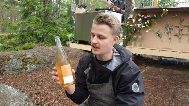 Nico Österberg esittelee annokselle paritettua viiniä.