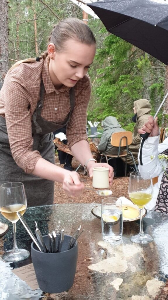 Illallinen saatettiin päätökseen sateesta huolimatta.