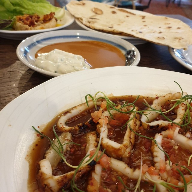 Grillattu mustekala tarjoillaan raikkaan tulisen kastikkeen kera.