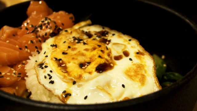 Bibimbap ja donburi tarjoillaan pöytään höyryävän kuumana.