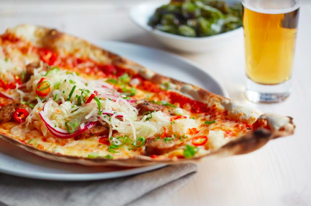 Kallio-liuskassa on seitsemän chilin makkaraa, hapankaalia ja selleriä.