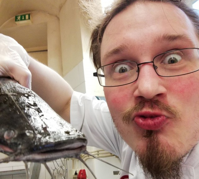 Pastiksen keittiömestari Petri Muukkonen on tottunut käyttämään keittiössä myös myös erikoisempia ruhonosia sekä sisäelimiä.