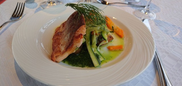 Nieriää voitillikastikkeella