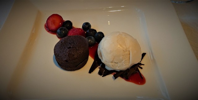 Aterian päätti juuri sopivan kokoinen herkullinen suklaafondant jädellä ja marjoilla