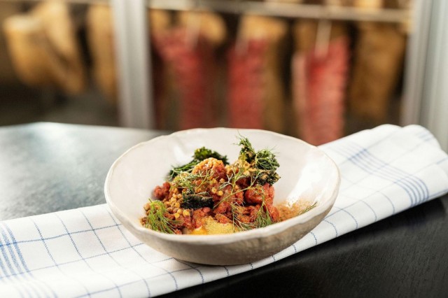 Meat Districtin karitsatartar on maustettu kuivatulla katkaravulla, tillillä ja karhunlaukalla.