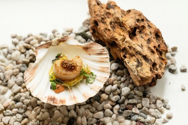 Bistro Gustafissa maistellaan timjamivoissa paistettua kampasimpukkaa ja paahdettua spagettikurpitsaa.