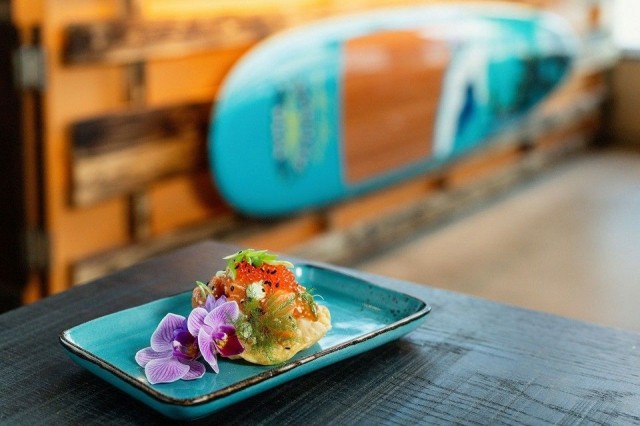 Ravintola Bondain Tropical Salmon Poke tuo Smakuun tuulahduksen havaijilaista tunnelmaa.