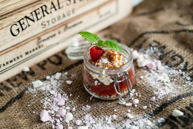 Porvoo Golfin raparperihilloke on tehty oman sadon raparperista.