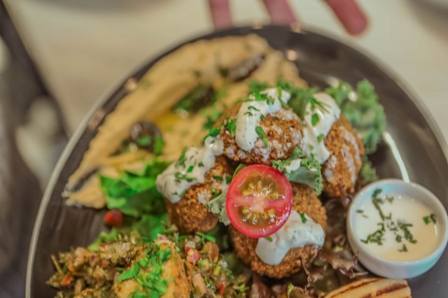 Frantoion falafelit ovat käsin tehtyjä ja rapeita.