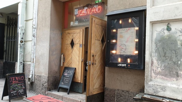 Ravintola Tenho sijaitsee kivenheiton päässä Hesarin lippakioskista.