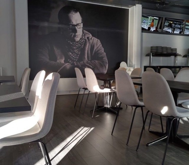 Wiskarilan seinällä on mustavalkovedos ravintolan isännästä Arttu Wiskarista.