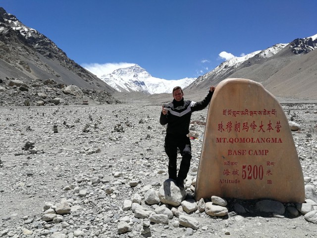 Taustalla maailman korkein vuori Mount Everest 8 848 m. Ilkka Lavas Tiibetissä Mount Everest Base Campilla 5200 metrin korkeudessa.
