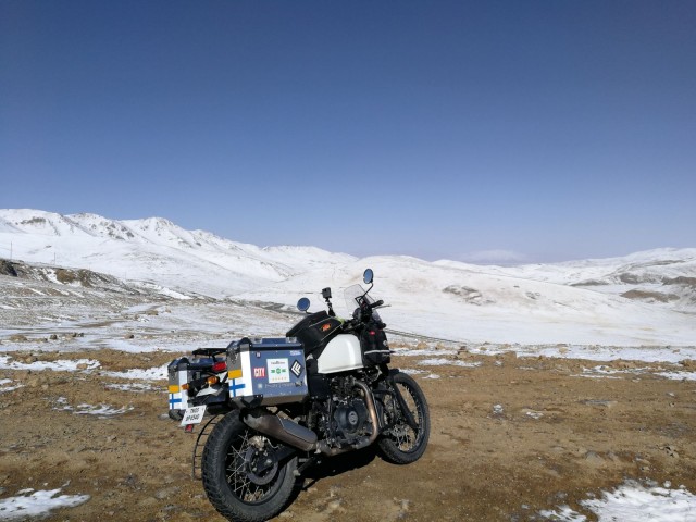 Tiibetissä lämpötila laski  jopa -5 asteeseen. Aiemmin matkalla Intiassa lämpömittari oli näyttänyt jopa +45 astetta. Matkalle pakkasin kaikkea shortseista toppatakkiin. Osan vaatteista onneksi pystyi ostamaan matkalta.