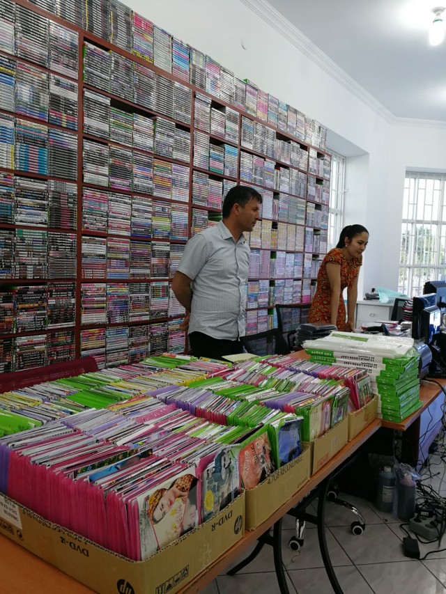 DVD- ja CD-levybisnes toimii edelleen Turkmenistanissa koska täällä ei ole kansainvälistä Internetiä, ei Netflixiä, ei Spotifyä.