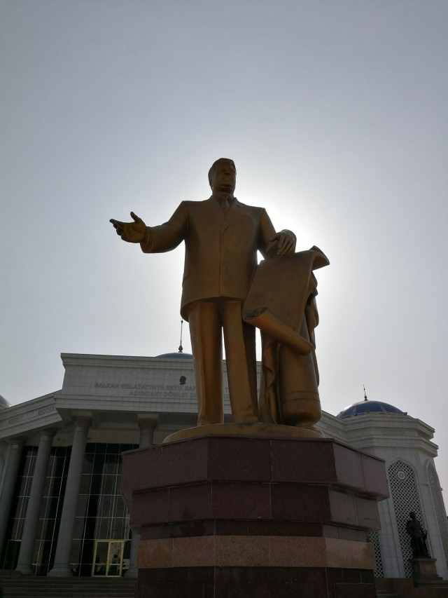 Turkmenistanin presidentin patsas. Presidenttiä sanotaan täällä leikkisästi "big daddy":ksi.