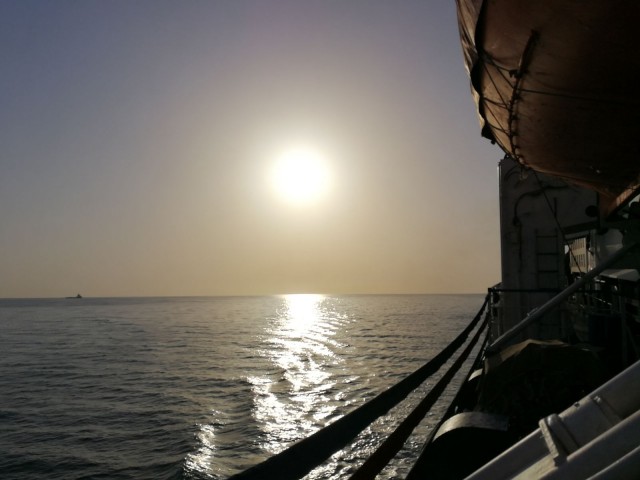 Laivan lähtöä odoteltiin pitkään ja hartaasti. Tuntui kuin olisi vankina. Laivalla vasta selvisi syy:  Kaspianmeri on niin matala, että Türkmenabatista lähtevät rahtilaivat pystyvät vain länsituulella pääsee ylittämään matalan hiekkasärkän.