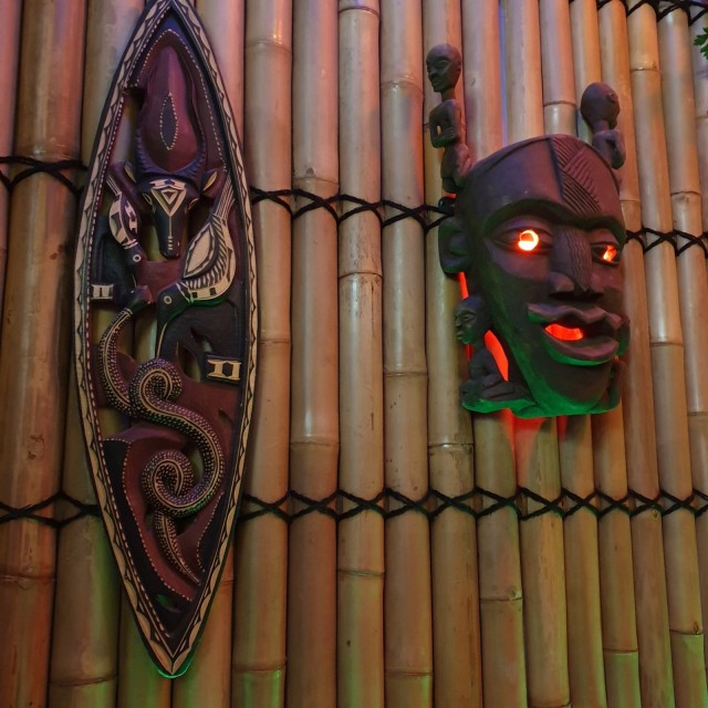 Naamiot tuovat baariin tikitunnelmaa.