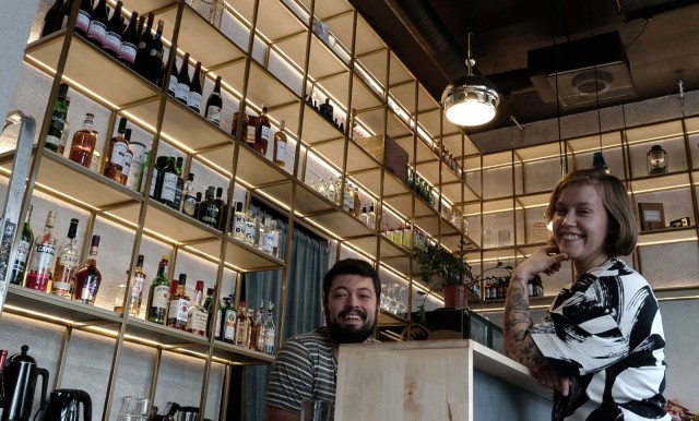 Tommi Varlilla ja Elina Taimella on syytä hymyyn, sillä Mullikan alakerta saatiin auki kesän kestäneen remontin jälkeen.