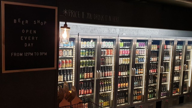 Kylmäkaappien laajasta valikoimasta voi ostaa olutta myös mukaan.