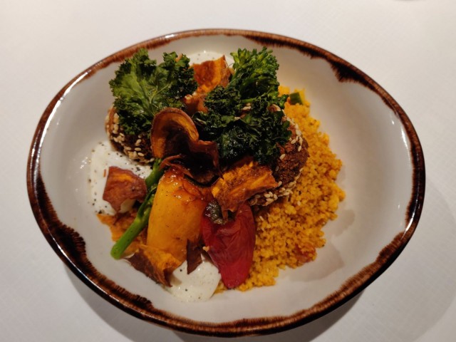 Toinen Winebridgen SYÖ!-annoksista on Falafel-couscoussalaatti.