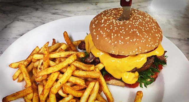 Pelurin Pukkiburgeri vie taatusti nälän.