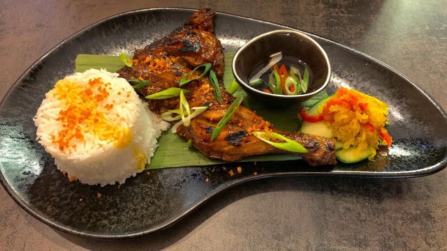 Kana inasal tarjoillaan riisin ja papaijapikkelssin kera.