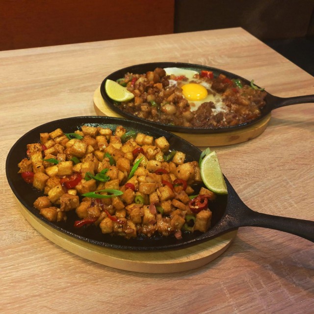 Sizzling sisig on kuin filippiiniläinen pyttipannu. Kainanissa sisigistä on tarjolla myös vegaaninen versio.