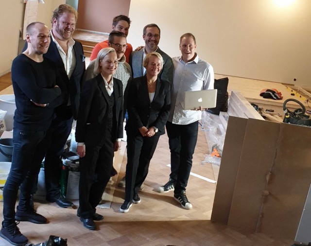 Finnjävelin tiimi puhkuu intoa, vaikka remonttikin on vielä kesken.