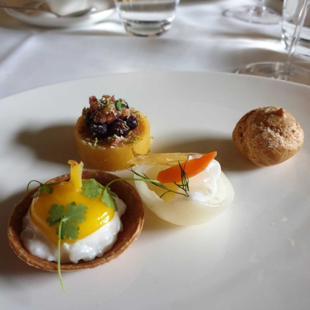 Sipeläisen suupaloja: karjalanpiirakka, lasimestarin siika, sienimokko ja lanttusupikas.