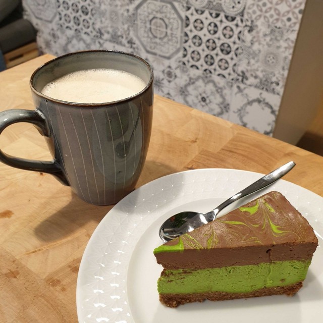 Kaikki Roowin raakakakut ovat vegaanisia, sokerittomia ja gluteenittomia.