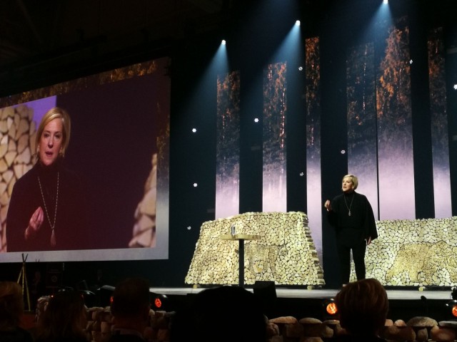 Kohtele itseäsi ja keskustele itsesi kanssa niin kuin kohtelisit jotain jota rakastat todella paljon. Rohkaise itseäsi uskottavilla tarinoilla. - Brené Brown Nordic Business Forumissa