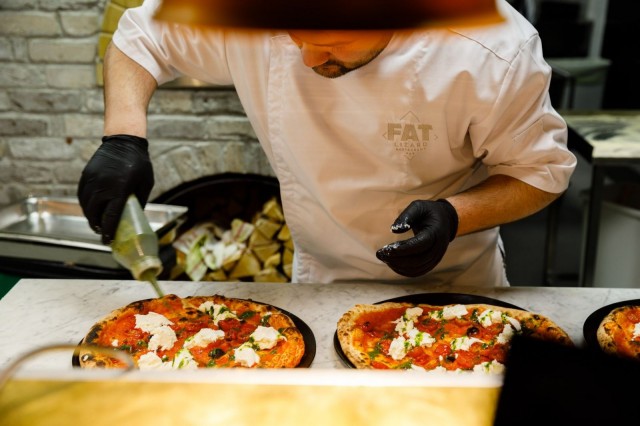 Fat Lizardin keittiössä valmistuu mm. herkullista pizzaa.