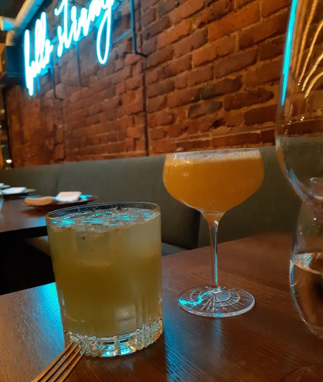 Mari Seppälän käsiäalaa olevat cocktailit ovat yksi lempiasioitani Hello Strangerissa.