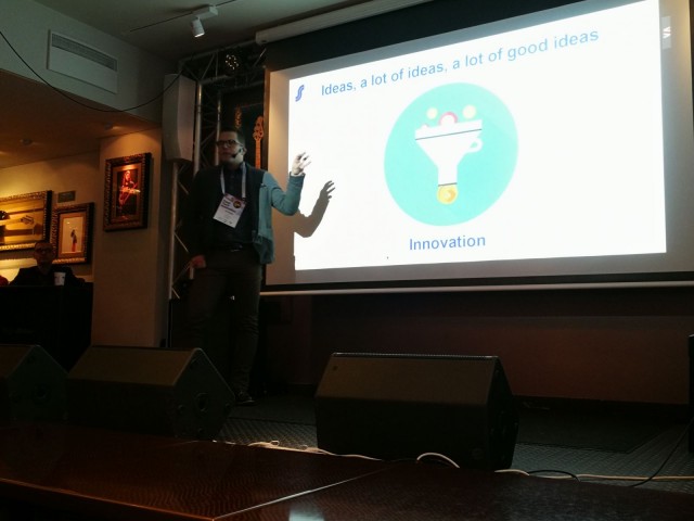 Antti Oksa, SOK:n tuoretuotteiden valikoimapäällikkö avasi Tonic19 -tapahtumassa heidän uusien tuotteiden valintakriteereitä.