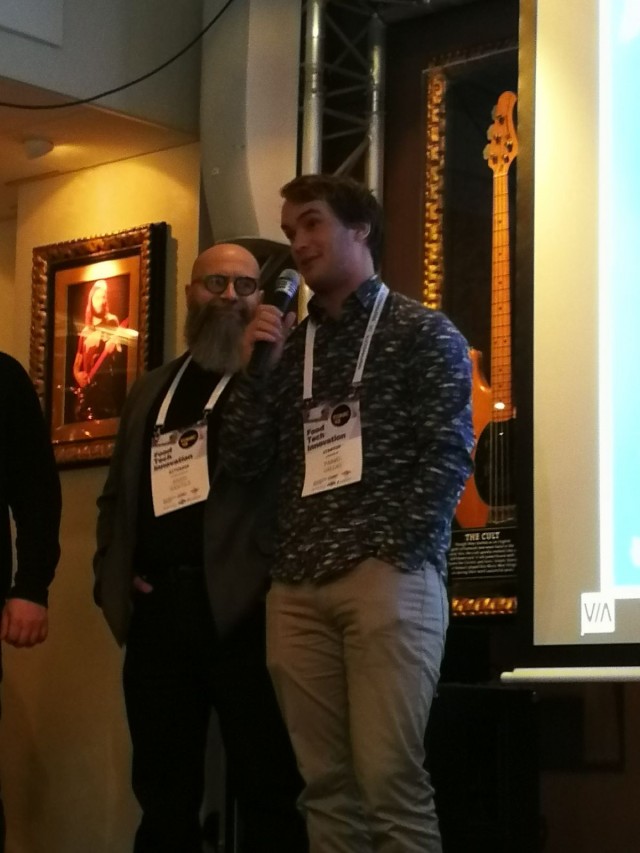 Vegepulla Boltsin kehittäneen Leivon Leipomon tuotantopäällikkö Anssi Räntilä sekä Särvin-tuotteesta tutun Särkifoodin Paavo Vallas Tonic 19 tapahtumassa.