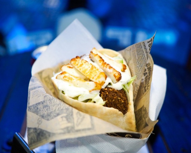 Jetifel Pita kätkee sisäänsä halloumia ja falafelia.